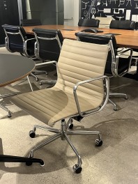 Eames® Aluminium Group Chair